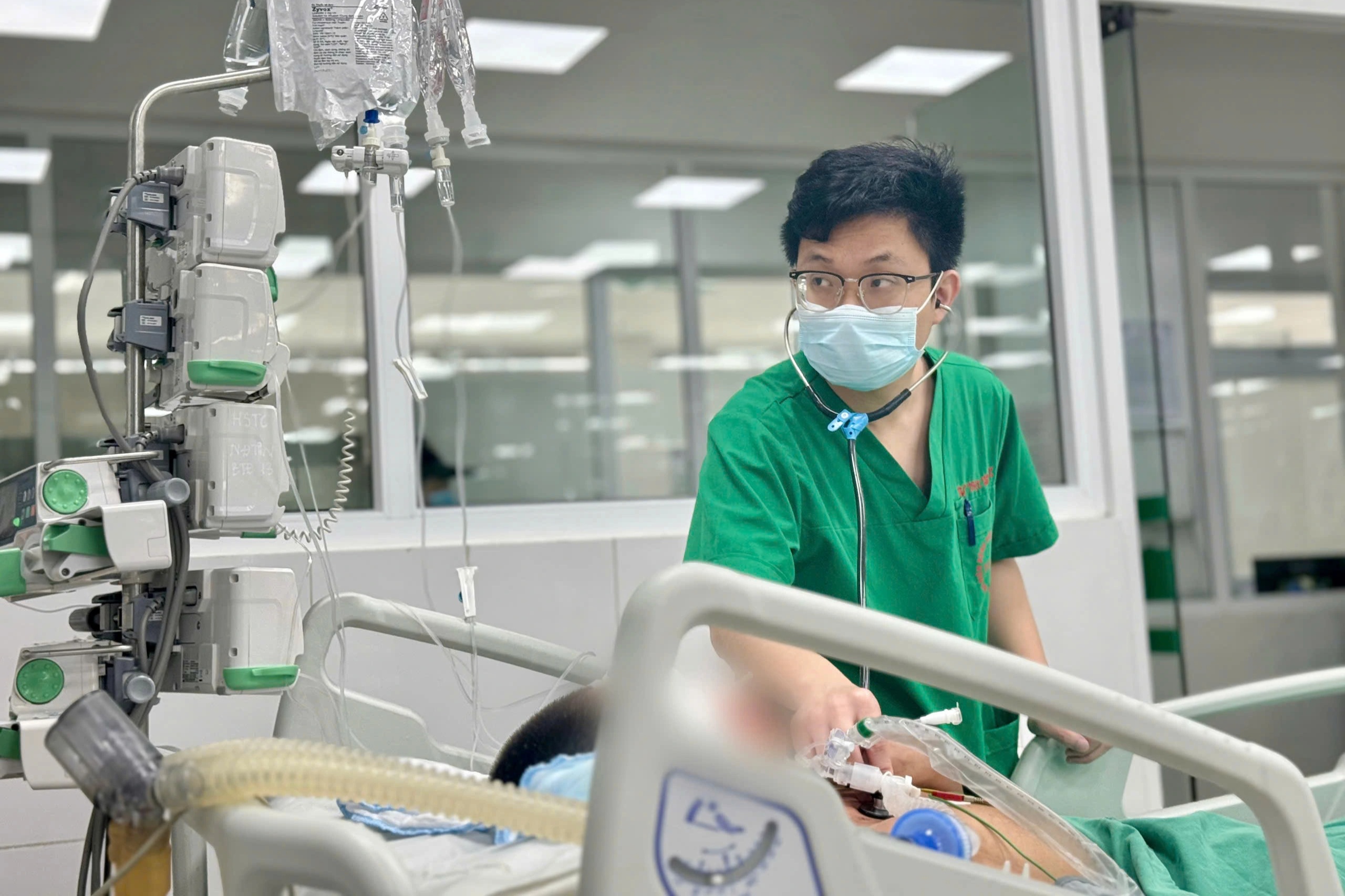 Liên tiếp các ca nguy kịch vì uống rượu như nước, có cả phụ nữ - 1