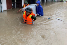 Nước dâng cao ngang ngực, công an dầm mình cứu tài sản cho dân