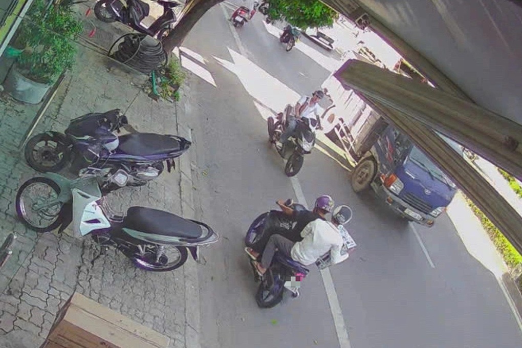 Hai gã đàn ông “cuỗm” 22kg thịt bò khi gia chủ vào nhà rửa tay - 2 Hai gã đàn ông “cuỗm” 22kg thịt bò khi gia chủ vào nhà rửa tay - 2