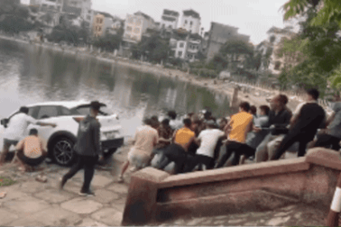 Hà Nội: Hàng chục người "hò dô" kéo ô tô từ hồ Định Công lên bờ