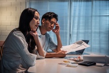 Đến thăm bạn gái ốm, tôi chết lặng khi thấy tờ giấy rơi dưới gầm giường