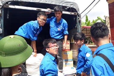 Hội doanh nhân Thanh Hóa trao 1.200 suất quà giúp đỡ nhân dân vùng lũ