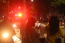 Người dân vây kín xem công an truy bắt người bố bạo hành con gái 6 tuổi