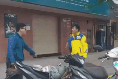 Đòi tiền chuộc không thành, người đàn ông đập vỡ điện thoại của nam sinh