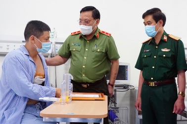 Giám đốc Công an Hà Nội động viên tài xế taxi dũng cảm bắt kẻ trốn truy nã