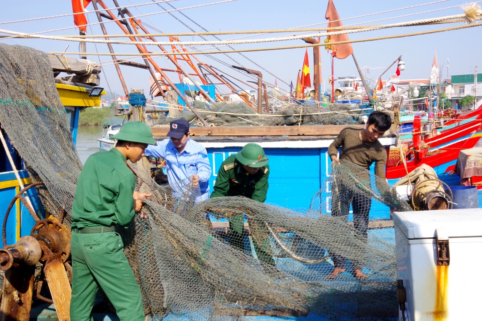 Khẩn trương giúp dân ứng phó cơn bão số 13 - 1 Khẩn trương giúp dân ứng phó cơn bão số 13 - 1