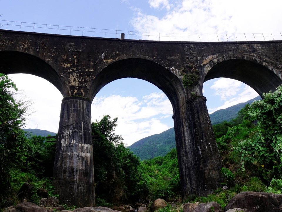 Cầu đường sắt Đồn Cả: Cheo leo tàu vượt núi! - 4