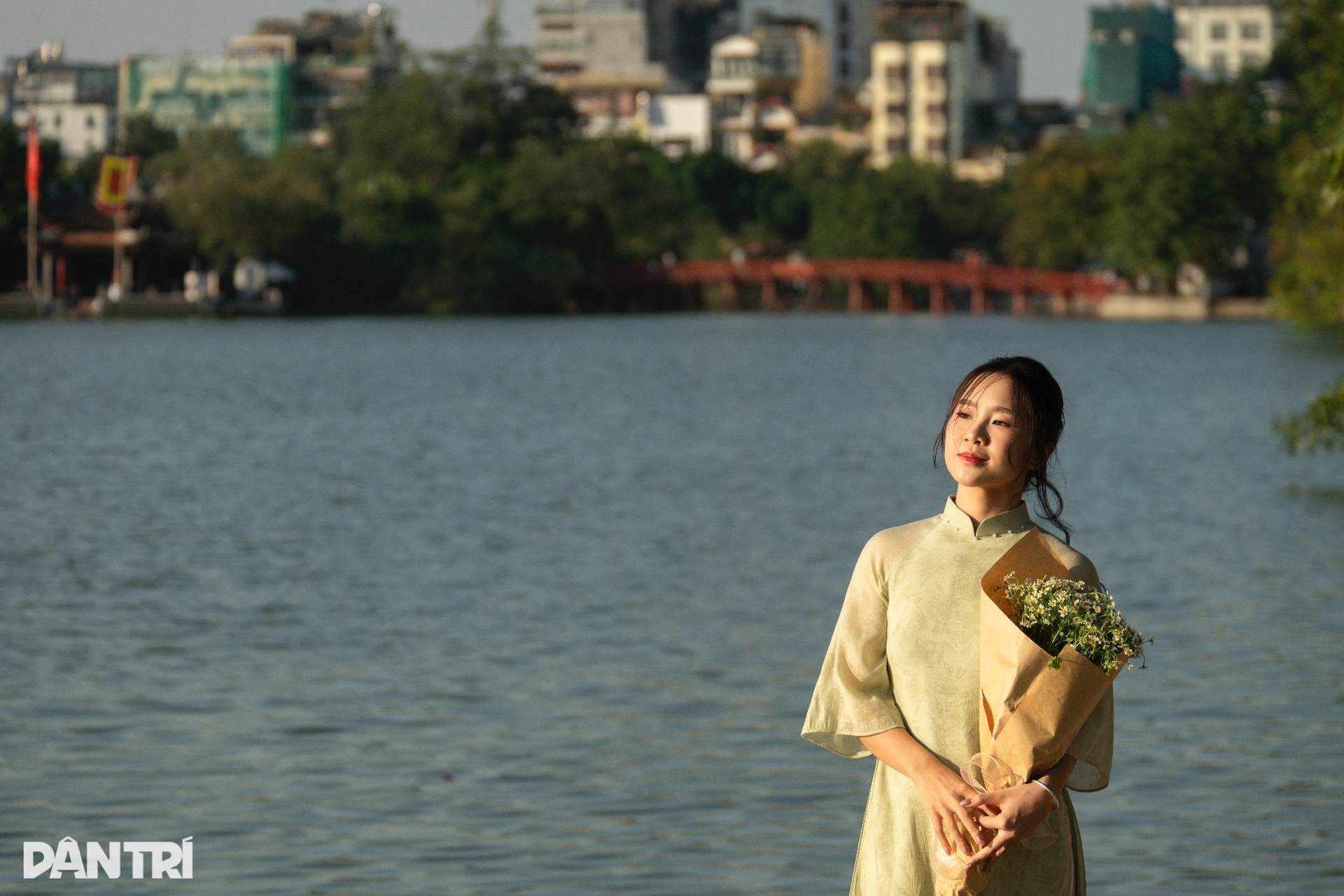 Nắng vàng như rót mật trong ánh hoàng hôn những ngày đầu đông ở Hà Nội - 3