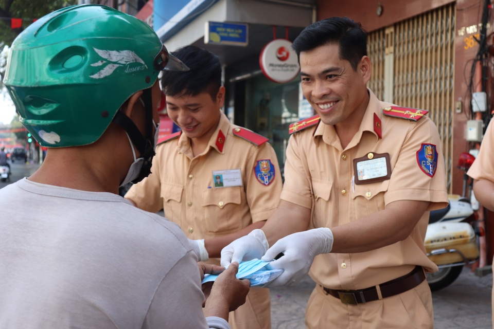 CSGT TPHCM phát khẩu trang miễn phí cho người dân phòng bệnh Corona - 12 CSGT TPHCM phát khẩu trang miễn phí cho người dân phòng bệnh Corona - 12