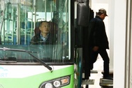 Tài xế buýt nhanh BRT luyện bài lái khó vào nhà chờ Kim Mã
