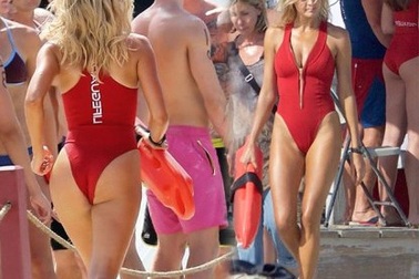 Tình cũ của Leonardo DiCaprio sexy với áo tắm