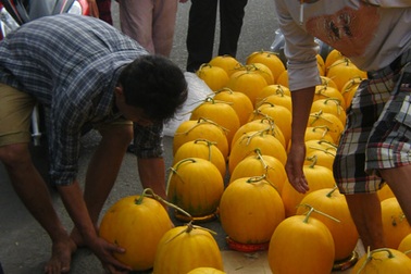 Hoa, quả, bánh kẹo xả hàng chiều 29 Tết