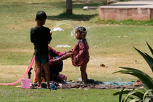 "Tháng Tư tồi tệ" nhấn chìm châu Á trong sóng nhiệt