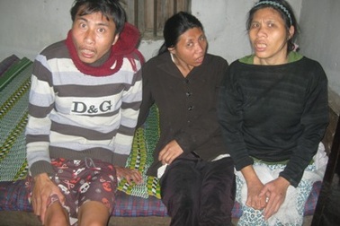 Thương người cha già chăm 3 con bị bại não