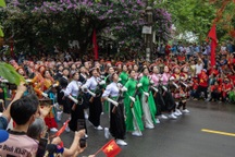 Người dân cả nước hướng về Điện Biên trong ngày hội mừng Chiến thắng