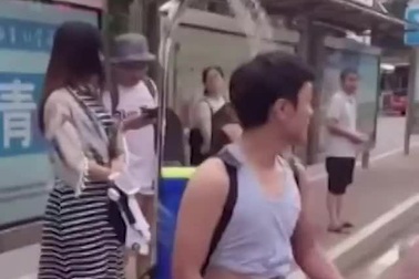 Clip: Bật cười với chiêu thức chống nóng khi xuống đường