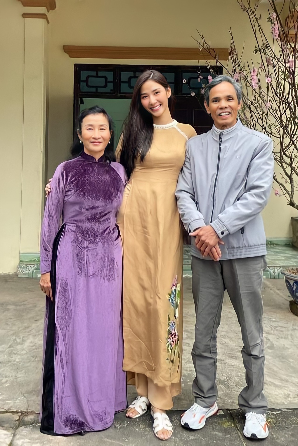 Á hậu Hoàng Thùy: Nếu mẹ còn đủ tuổi, tôi sẽ đưa mẹ đi thi Hoa hậu - 2 Á hậu Hoàng Thùy: Nếu mẹ còn đủ tuổi, tôi sẽ đưa mẹ đi thi Hoa hậu - 2