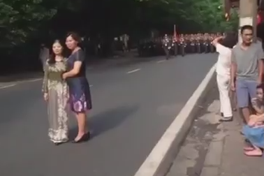 Clip “chặn đoàn diễu binh để chụp ảnh” gây tranh cãi trên mạng tuần qua