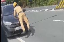 Tài xế hất CSGT Hải Phòng lên nắp capo ra đầu thú