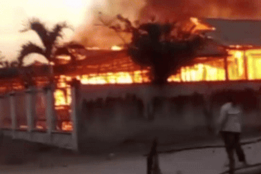 Bất cẩn khi đốt rác, một căn nhà sàn bị thiêu rụi ở Gia Lai