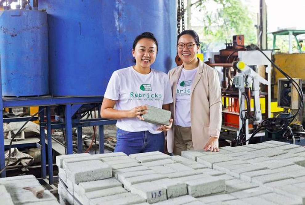 Đôi bạn thân biến rác thải nhựa… thành gạch lát đường - 2