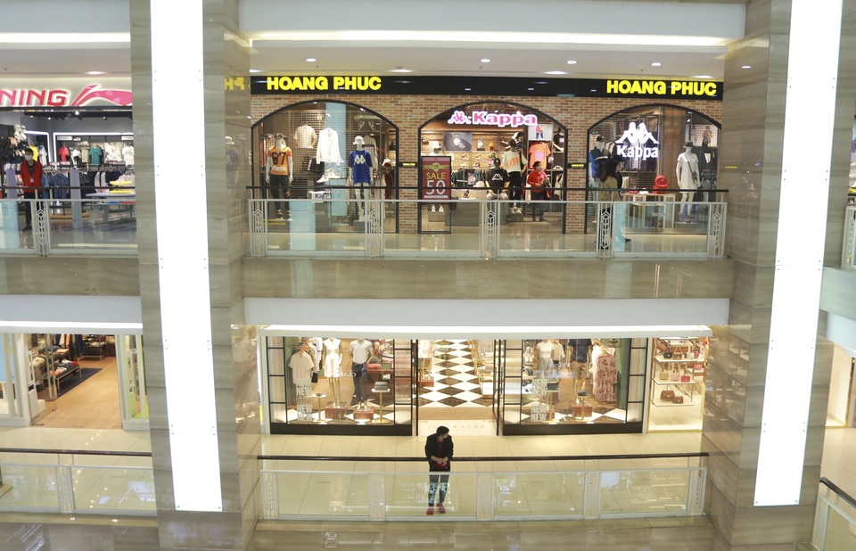 Hà Nội: Trung tâm thương mại vắng khách như đang.... cách ly xã hội! - 4 Hà Nội: Trung tâm thương mại vắng khách như đang.... cách ly xã hội! - 4