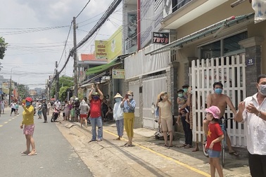 Hơn 900 người dân khu cách ly Covid-19 vui mừng trong ngày dỡ bỏ phong tỏa