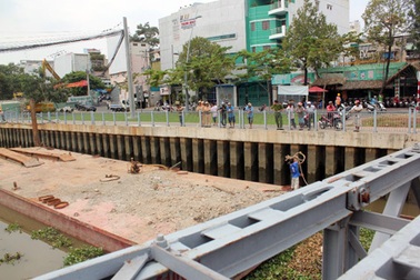 Nước xoáy đẩy xà lan xô cong trụ cầu