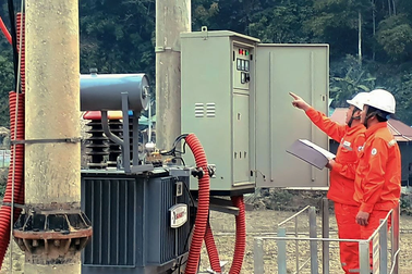 Điện về bản xua tan nghèo đói