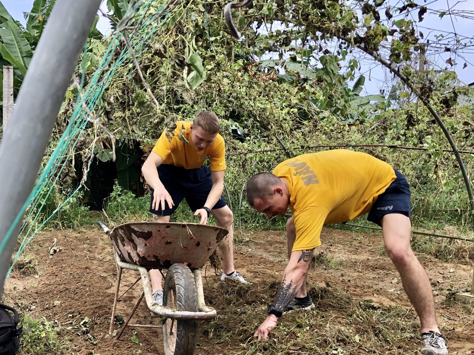 Hải quân Mỹ vẽ tranh, sơn tường trung tâm trẻ bất hạnh ở Đà Nẵng - 3