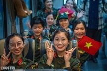 Các "bóng hồng" háo hức lên tàu vào Nam tham gia lễ diễu binh dịp 30/4