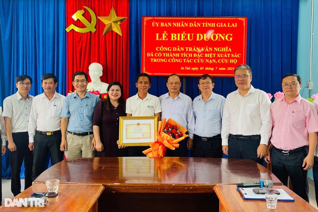 Tặng bằng khen anh nông dân lái drone cứu 2 cháu nhỏ mắc kẹt giữa dòng lũ