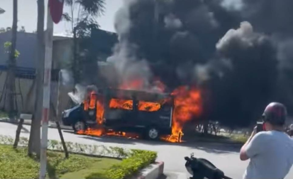Xe đón khách từ sân bay Cát Bi ra ngoài bốc cháy ngùn ngụt - 1 Xe đón khách từ sân bay Cát Bi ra ngoài bốc cháy ngùn ngụt - 1