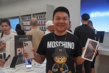 "iFan" vượt 80km, xếp hàng từ 19h30 để sở hữu iPhone 16 đầu tiên