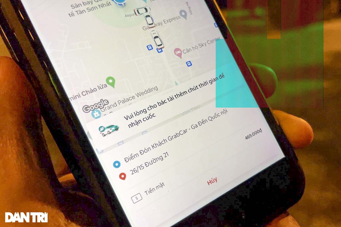 Khách sân bay khó bắt taxi qua app, phải trả tiền gấp đôi để đi xe cò mồi - 2 Khách sân bay khó bắt taxi qua app, phải trả tiền gấp đôi để đi xe cò mồi - 2