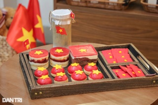 "Cà phê yêu nước" rực đỏ khắp Hà Nội, bán cả trăm cốc/ngày - 9
