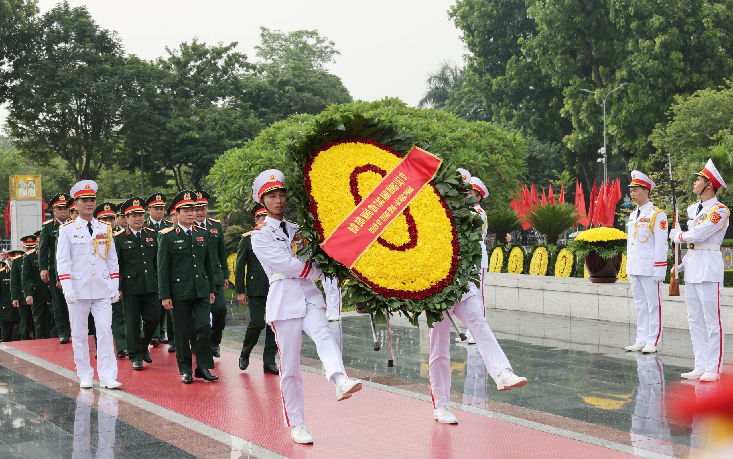 View - Lãnh đạo Đảng, Nhà nước viếng Chủ tịch Hồ Chí Minh và các Anh hùng liệt sĩ | Báo Dân trí