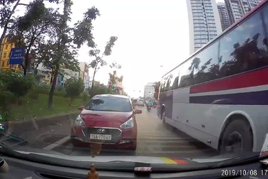 Đường đông, ô tô còn thản nhiên đi vào làn ngược chiều