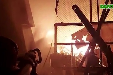 Cháy công ty lúc nửa đêm, người dân hốt hoảng ôm đồ tháo chạy