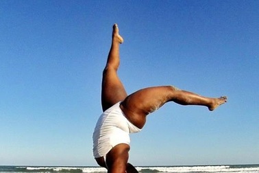 Cô nàng béo phì chứng minh yoga dành cho mọi vóc dáng