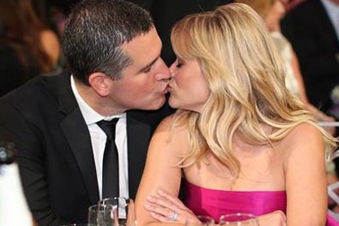 Những màn “khóa môi” ngọt lịm của các sao trong năm qua