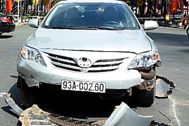 Cố vượt đèn đỏ, “xế hộp” tông 2 xe máy