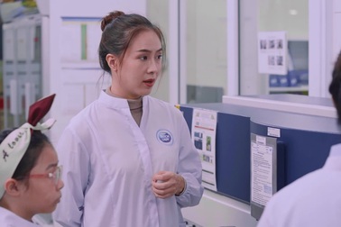 Cán bộ kỹ thuật của Cô Gái Hà Lan giải thích quy trình kiểm tra sữa nguyên liệu tại điểm làm lạnh.