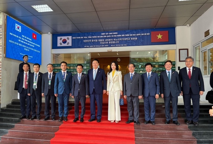 Tổng thống Hàn Quốc và phu nhân chụp ảnh lưu niệm của Bộ trưởng Bộ GD&ĐT Nguyễn Kim Sơn và lãnh đạo ĐHQGHN. Ảnh: VNU.
