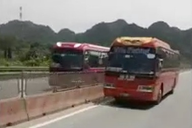 Xe khách đi ngược chiều trên quốc lộ 1A