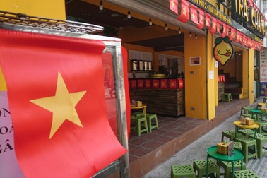 Không khí cổ vũ bóng đá rạo rực khắp Hà Nội