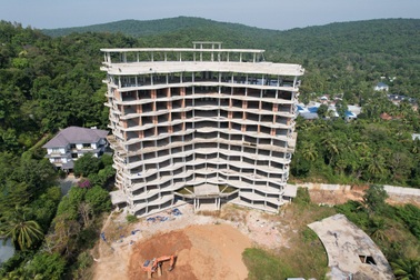 Đang tháo dỡ khách sạn 12 tầng xây trái phép ở Phú Quốc