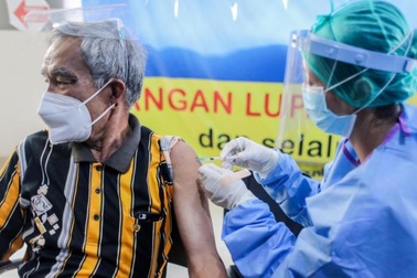 Indonesia hoãn tiêm vắc xin AstraZeneca, Thủ tướng Thái Lan vẫn tiêm