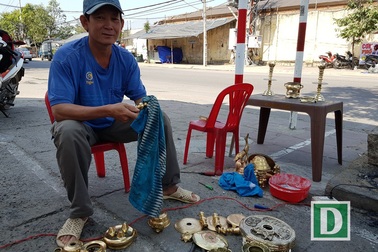 Nghề đánh bóng lư đồng ở Nha Trang đắt khách dịp Tết