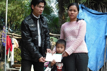 Cậu bé mù đôi mắt và chị Lê Thị Hương nhận quà nhân ái